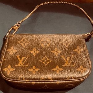 🤩Authentic Louis Vuitton Mini Pochette🤩